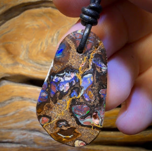 38 x 22 mm – Gebohrte Stammes-Opal-Halskette aus Queensland-Boulderopal