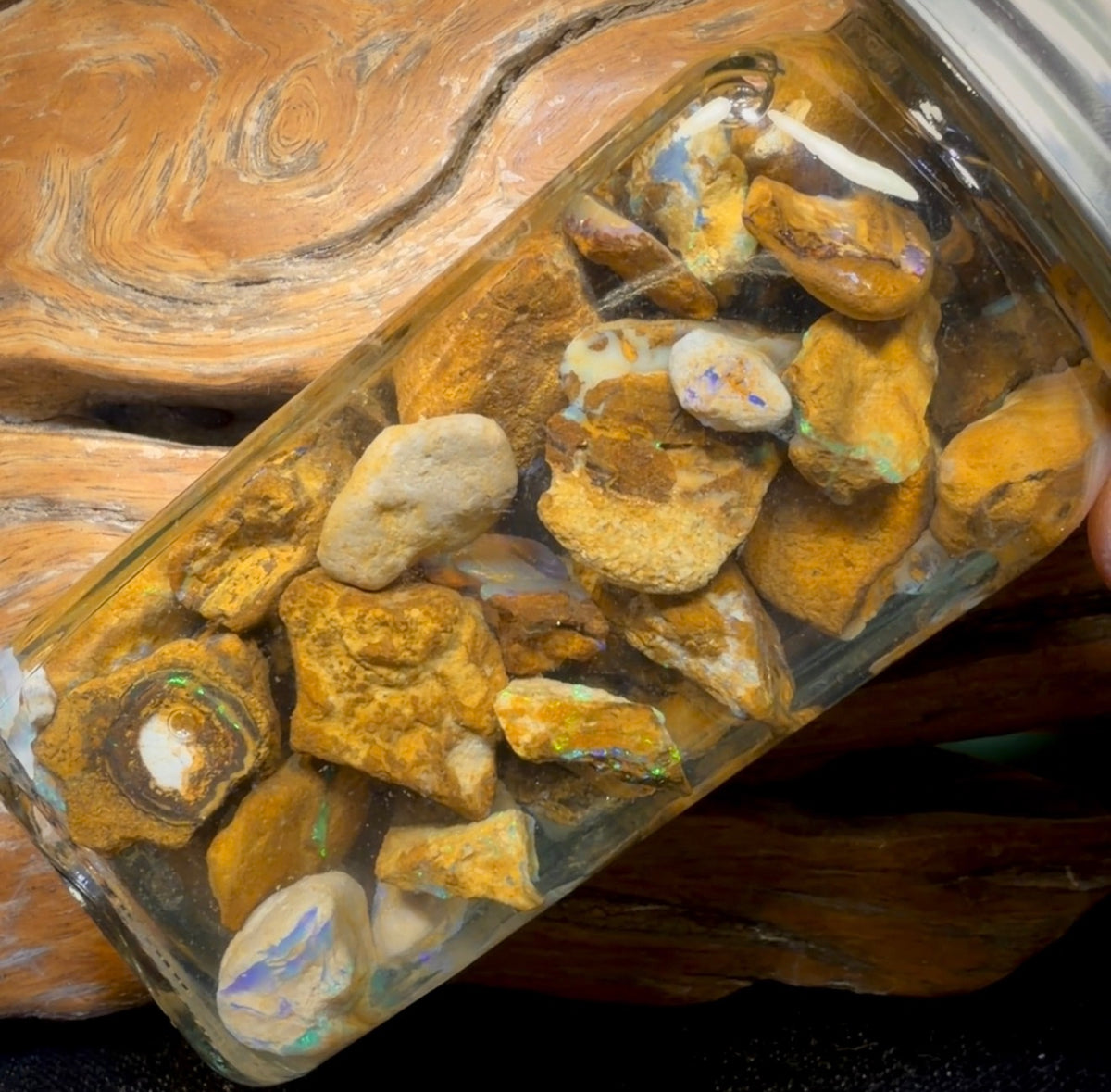 616,5 ct – Glas mit Yowah-Nussopal-Rohsteinen und fossilem Opal