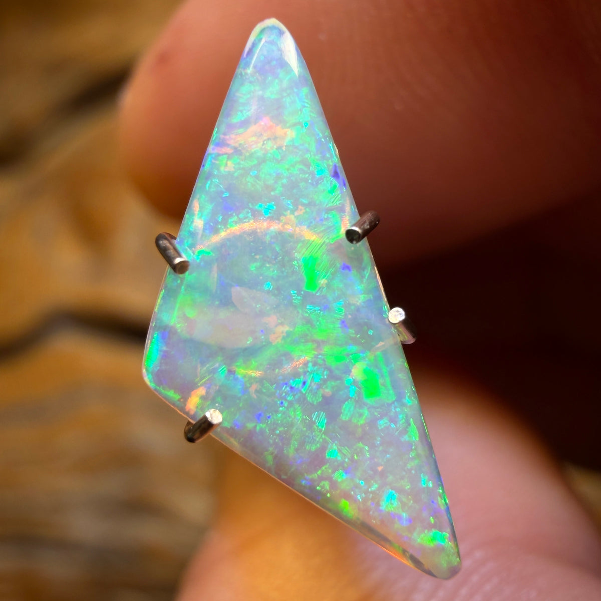 0.9cts - Top South Australian Crystal Opal from Coober Pedy