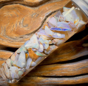 111,2 ct – Opalfläschchen aus Lightning Ridge