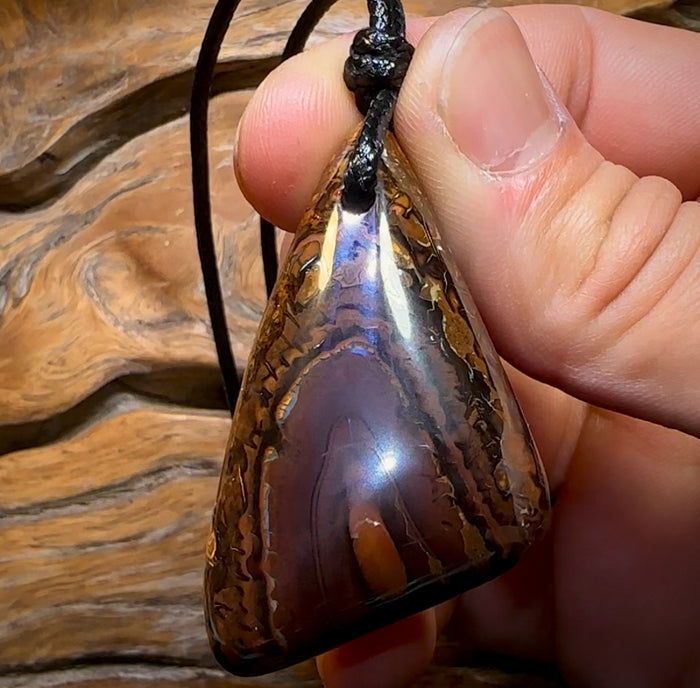 50 x 28 mm – Großer, gebohrter Boulderopal-Anhänger mit umweltfreundlichem, veganem Kabel. Wunderschönes Muster und Politur.