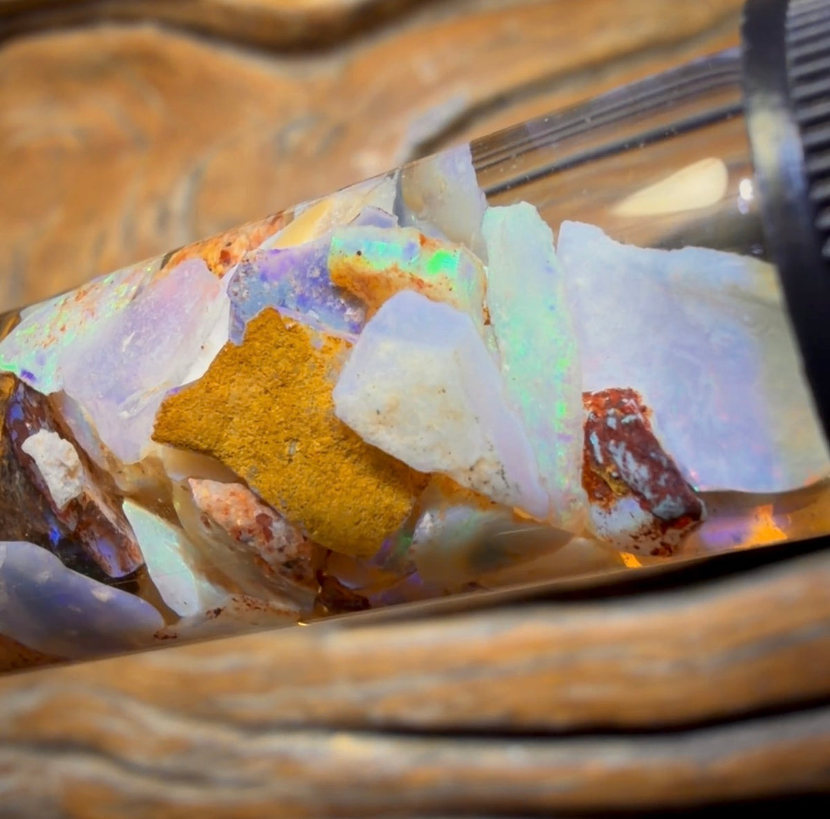 36,5 ct – Opalfläschchen aus Lightning Ridge