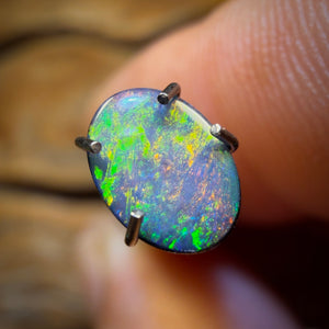 Auktion ohne Mindestpreis, 0,4 ct – Australischer Boulder-Opal-Doublet