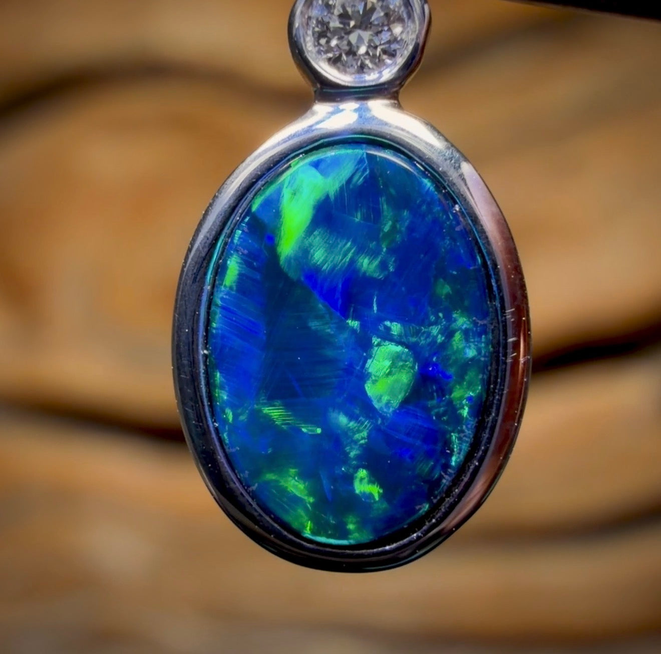14 Karat Weißgold – Queensland Boulder Opal-Doublet-Anhänger (Schnäppchen)
