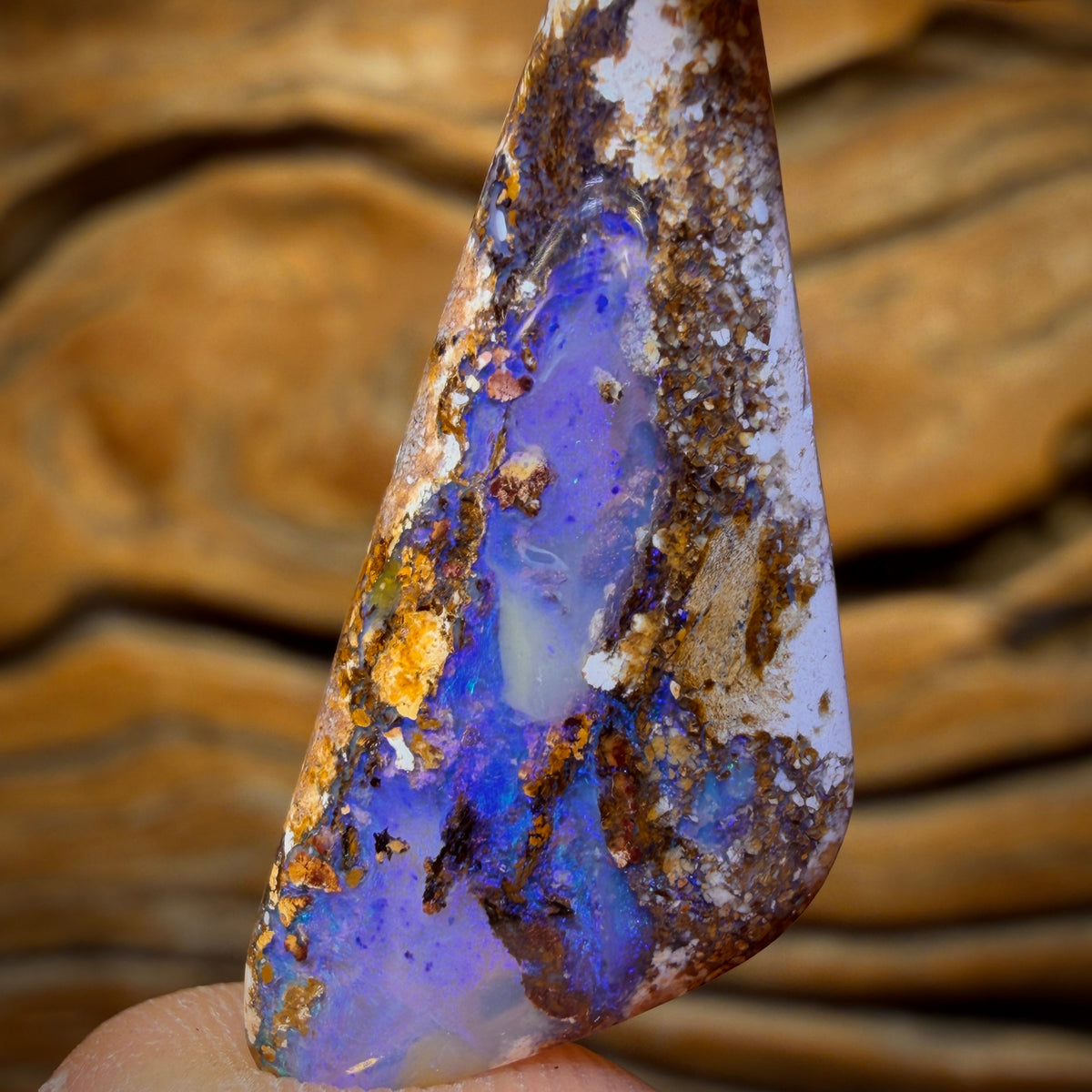 Opale boulder australienne massive de 10,8 carats. Double face.