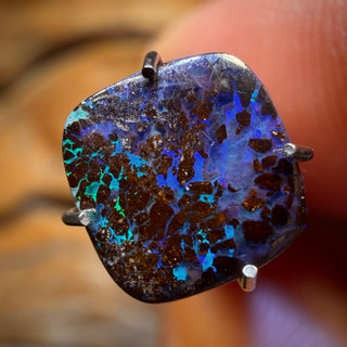 🔨 AUCTION 🔨 1.7cts - “Electro”Queensland Boulder Seam Opal. Australian Opal