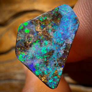 10.3cts - Queensland Boulder Seam Opal. Reef Pattern