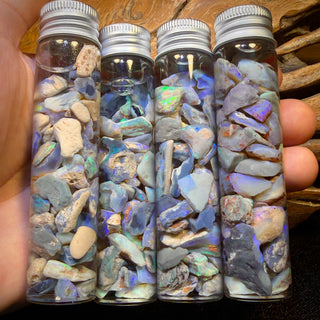 Fioles d'éclats bruts d'opale de Lightning Ridge de 100 carats. VENTE EN GROS