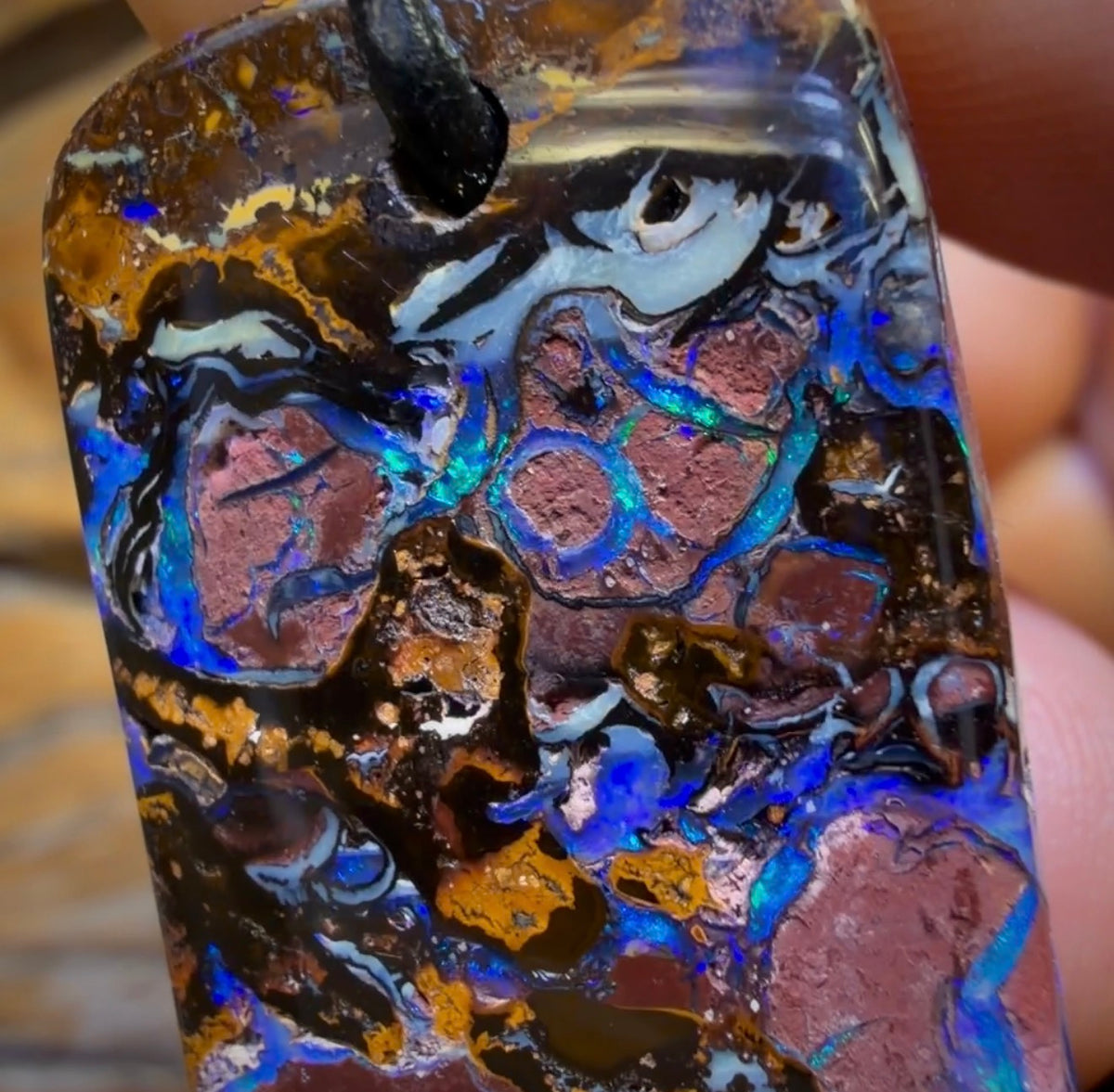 37 x 19 mm – Gebohrte Stammes-Opal-Halskette aus Queensland-Boulderopal