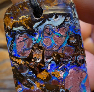 37 x 19 mm – Gebohrte Stammes-Opal-Halskette aus Queensland-Boulderopal