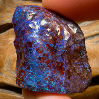 144.4cts – „The Mountain“ Geschliffenes Exemplar eines australischen Boulderopals aus Yowah