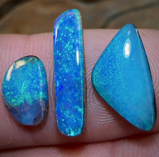 🔒4,9 cts - « Bébés bleu glacier » 3 opales boulder du Queensland (en vrac). Lot en gros