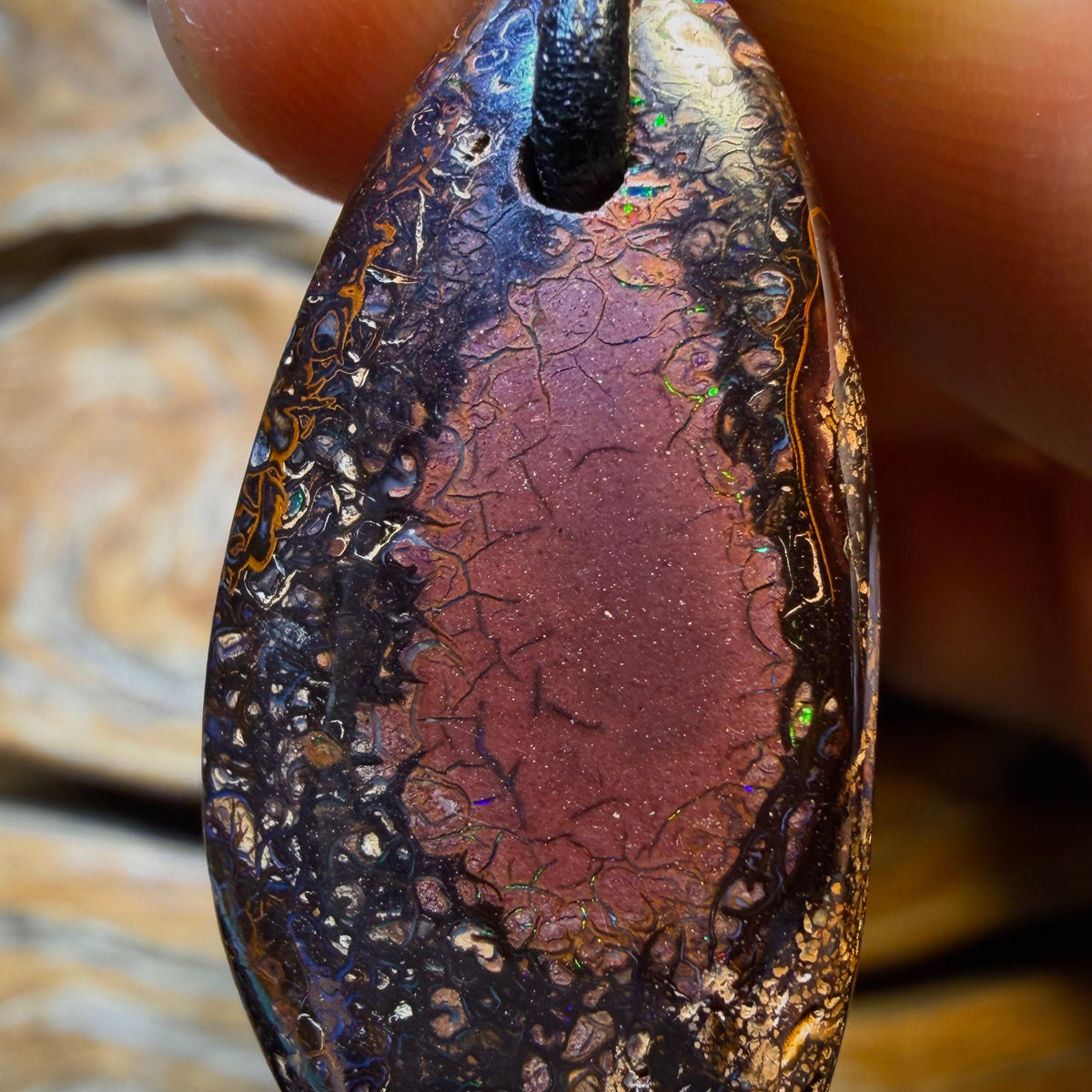 33 x 17 mm – Gebohrte Halskette aus Queensland Boulder Opal (Tribal-Stil)