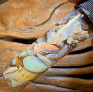 38,7 ct – Fläschchen mit gemischtem australischem Opal-Rohmaterial