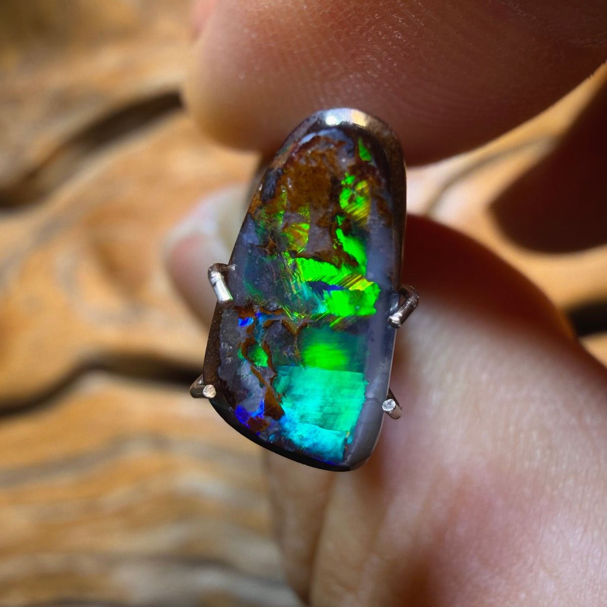 2,1 Karat – Queensland Boulder-Opal aus Yowah. Metallische Farbe