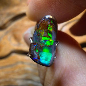 2,1 Karat – Queensland Boulder-Opal aus Yowah. Metallische Farbe