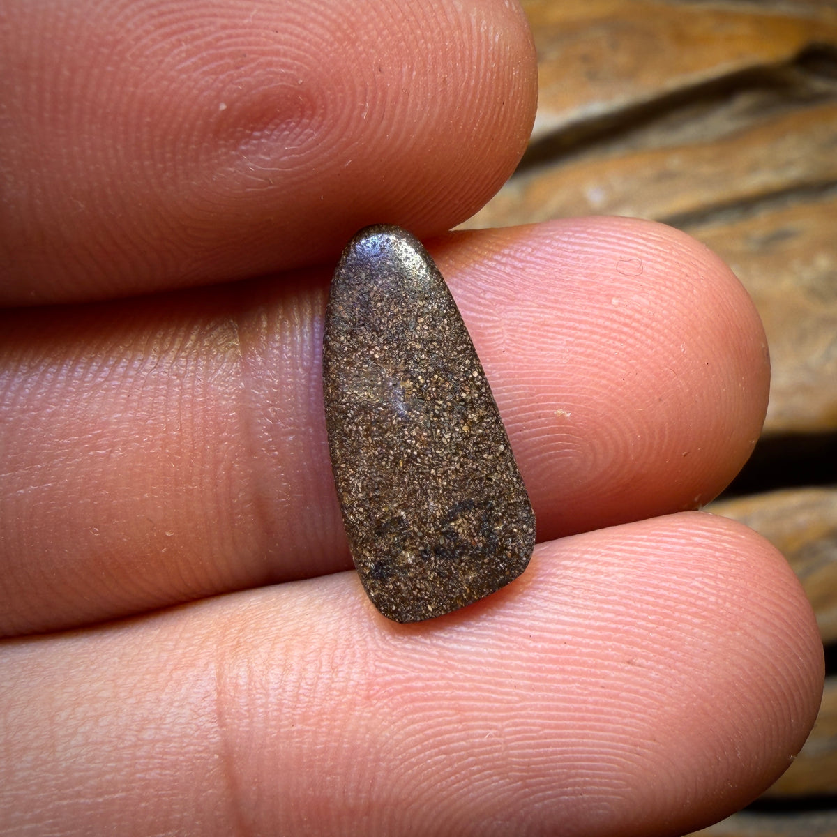 2.4cts - Queensland Boulder Seam Opal. Reef Pattern