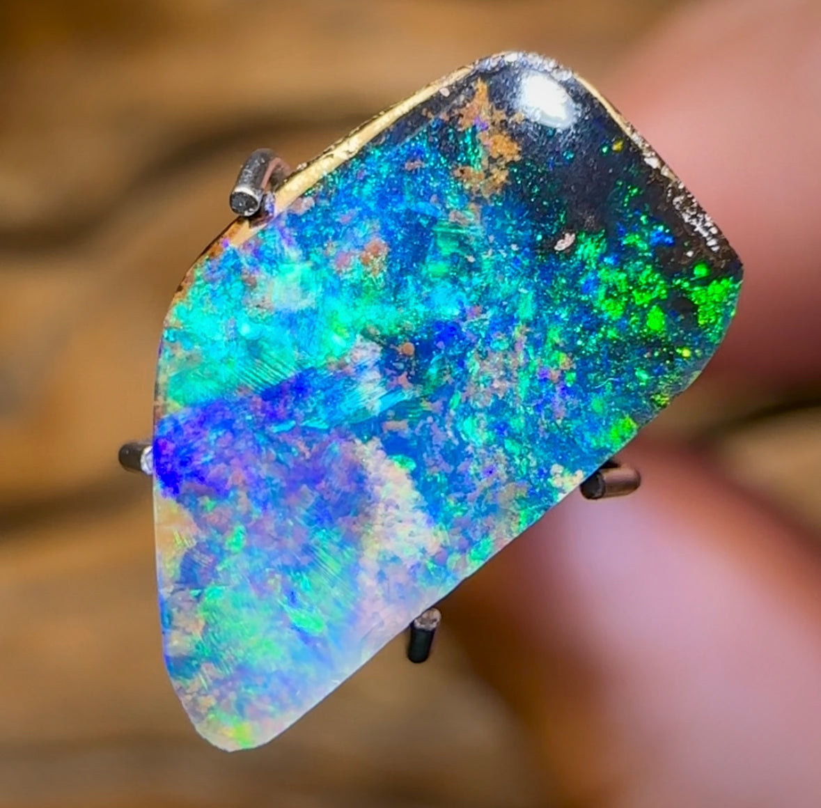2.4cts - Winton Seam Opal. Australian Opal - Opal Whisperers
