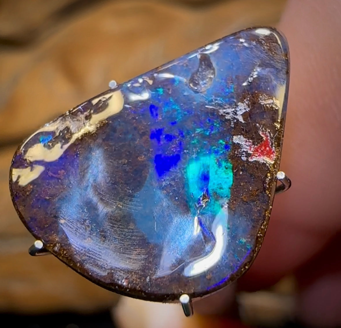 8.1cts - Queensland Black Boulder Seam Opal