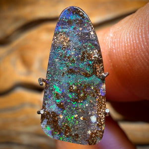 2.4cts - Queensland Boulder Seam Opal. Reef Pattern