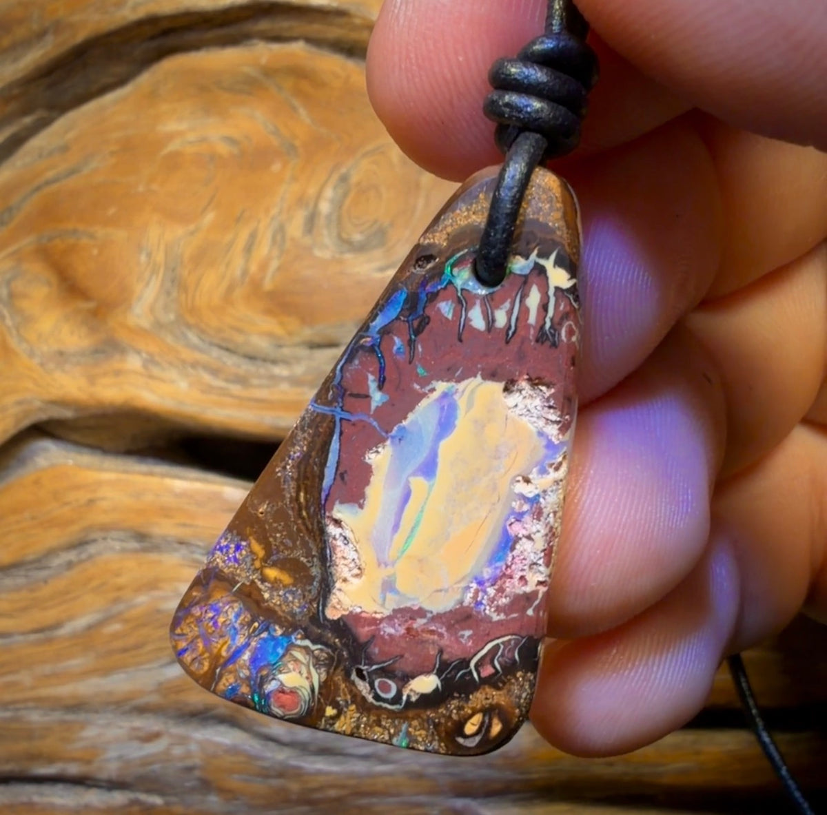 Collier en opale boulder du Queensland, style tribal, percé, 39 x 22 mm