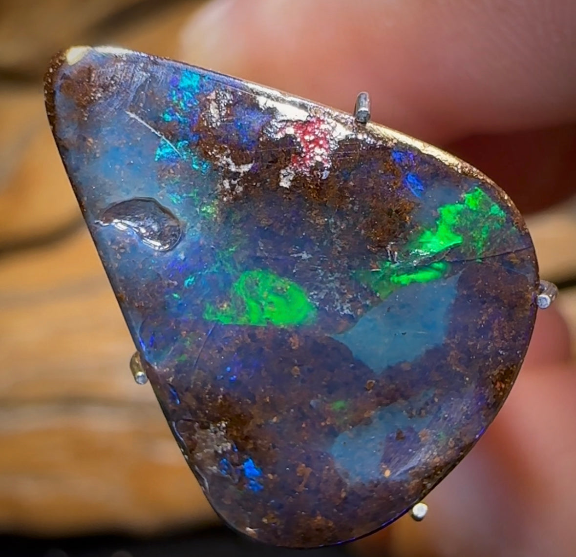8.1cts - Queensland Black Boulder Seam Opal