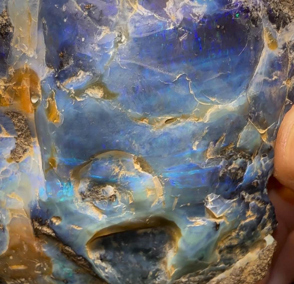 916g - HUGE Queensland Boulder Seam Opal Rough Specimen