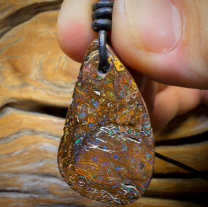 Collier en opale boulder du Queensland, style tribal, 37 x 22 mm