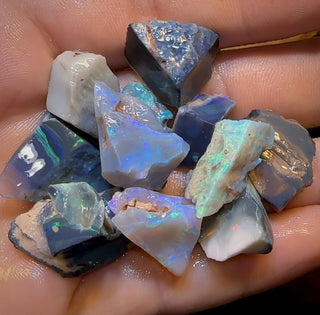135.1cts - Qualität 12x Lightning Ridge Dunkel- und Schwarzopal Rohpackung