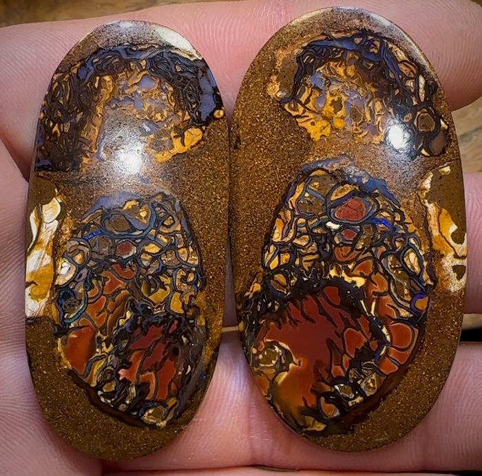 140,3 ct - Paire de grandes opales boulder tribales du Queensland