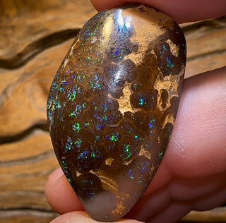 Spécimen d'opale boulder double face, 59,5 carats. Anneau à bulles.