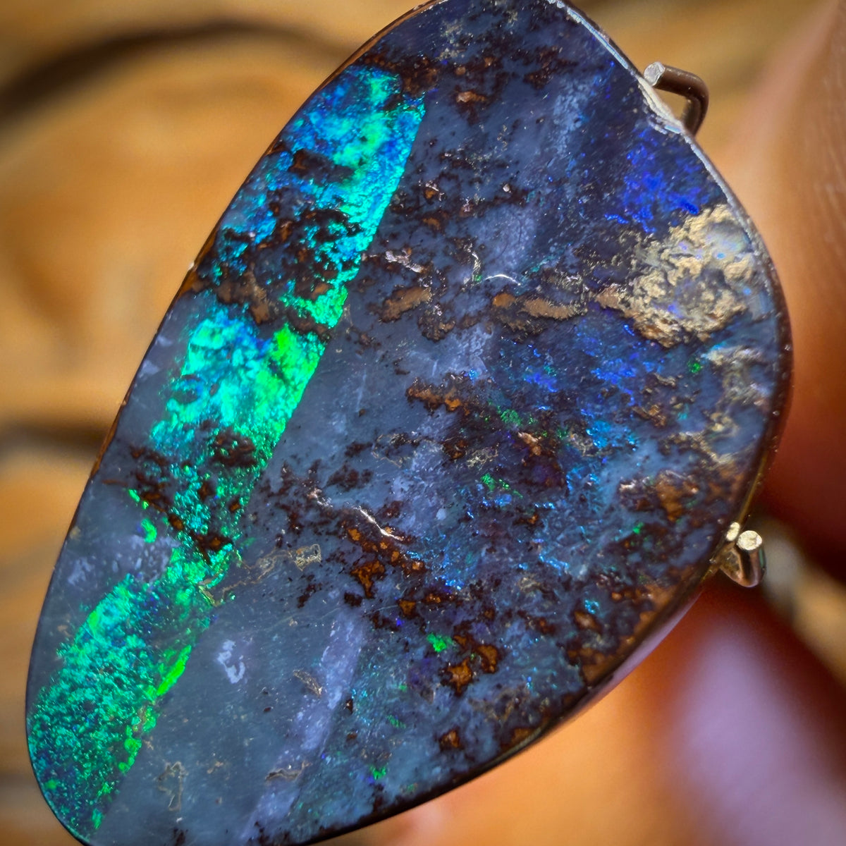 10 Karat - Australischer Boulder Seam Opal aus Winton