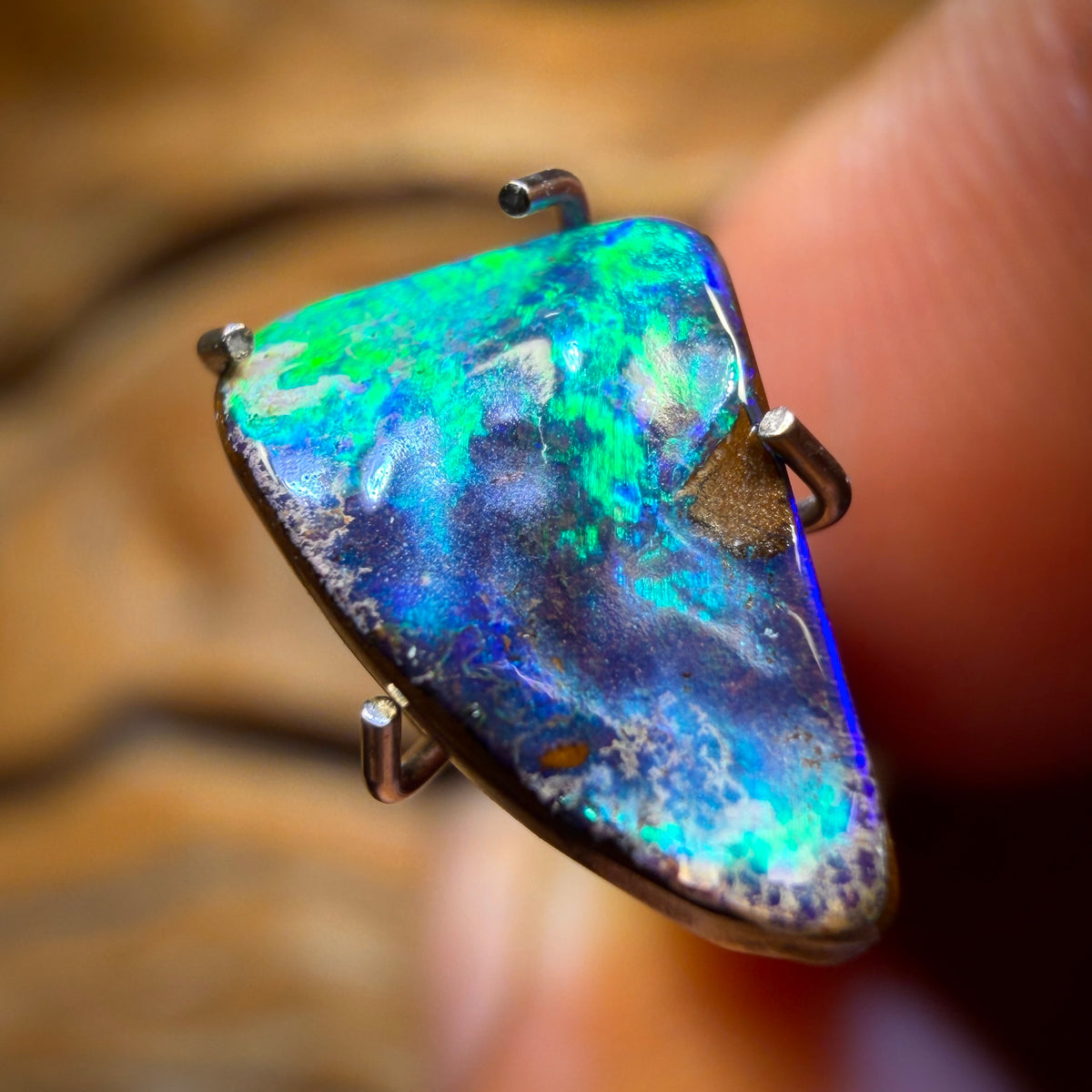 1.6cts - Green Broad Flash Full Face Australian Boulder Seam Opal