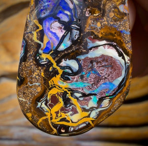 38 x 22 mm – Gebohrte Stammes-Opal-Halskette aus Queensland-Boulderopal