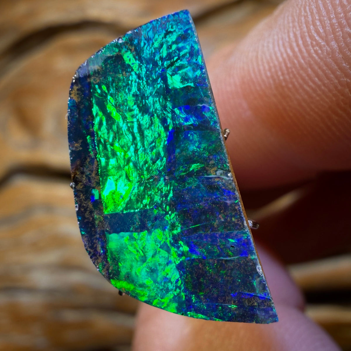 11.1cts - Top Electric Colour Top Full Face Pattern Queensland Boulder Seam Opal