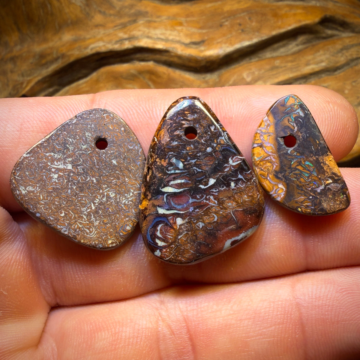 59,1cts - 3 opales de rocher du Queensland percées. Lot de gros EXCEPTIONNEL