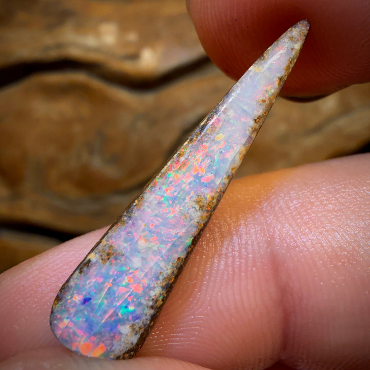 Auktion 7,7 ct – Recutters Delight Queensland Boulder Seam Opal Rub
