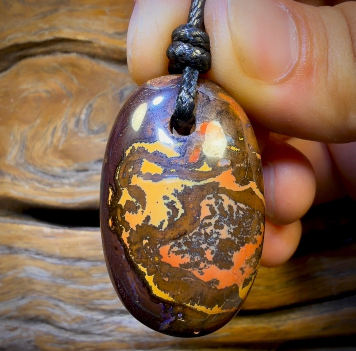 39 x 24 mm – Gebohrter Boulderopal-Anhänger mit umweltfreundlichem, veganem Kabel