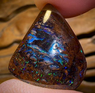 31,1 ct – Opal-Exemplar „Elektrische Jurte“ aus Queensland Boulder. Beidseitig.