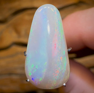 4,2 carats - Opale foncée rare de Mintabie. Pierre de paysage taillée Isaac vieille de plusieurs décennies.