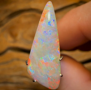 2,68 ct – Lightning Ridge Light Opal. Doppelseitig geschliffenes, klassisches Material.