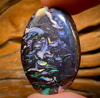 48,3 ct – Koroit-Nussopal. Hochwertiger, doppelseitiger, kontrastierender Stammesopal aus Australien.