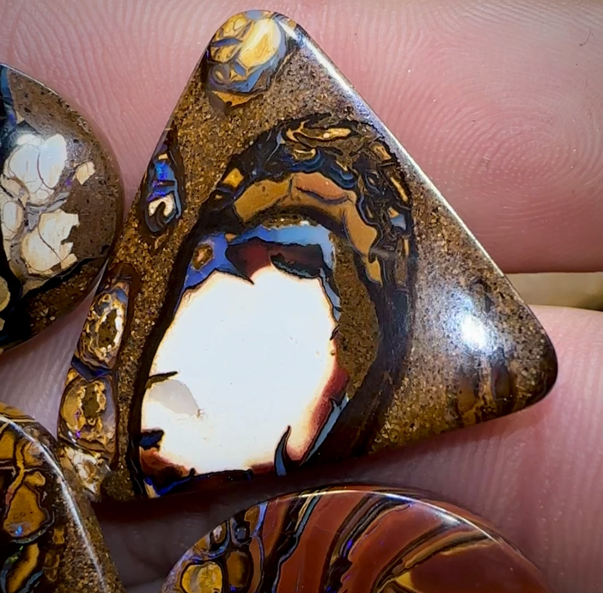 🔒 122,8 cts - Lot de 4 opales boulder tribales du Queensland. Conglomérat de noix de Yowah - Bonne affaire