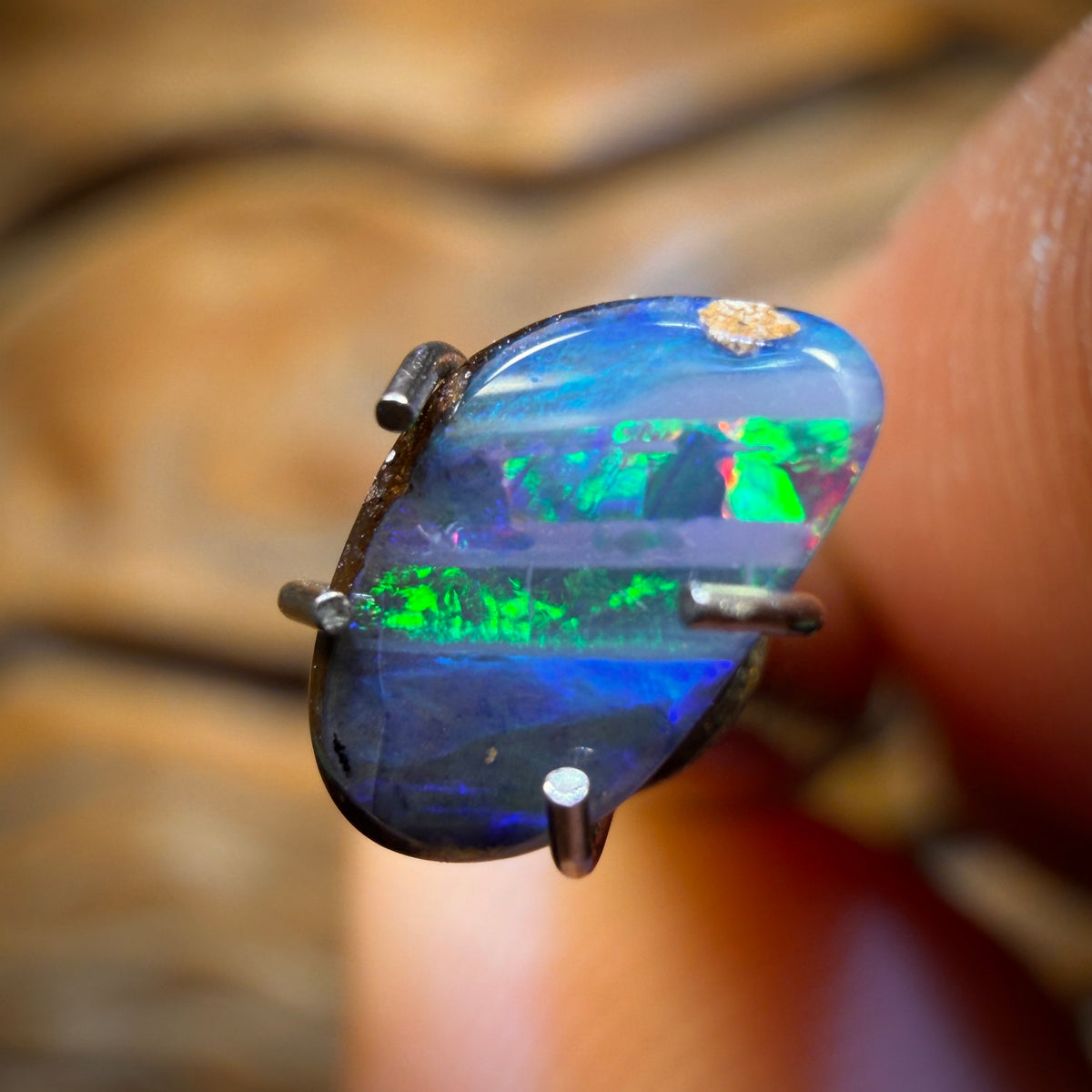 🔨 AUCTION 🔨 “Racing Stripes”0.75cts - Queensland Boulder Seam Opal. Australian Opal