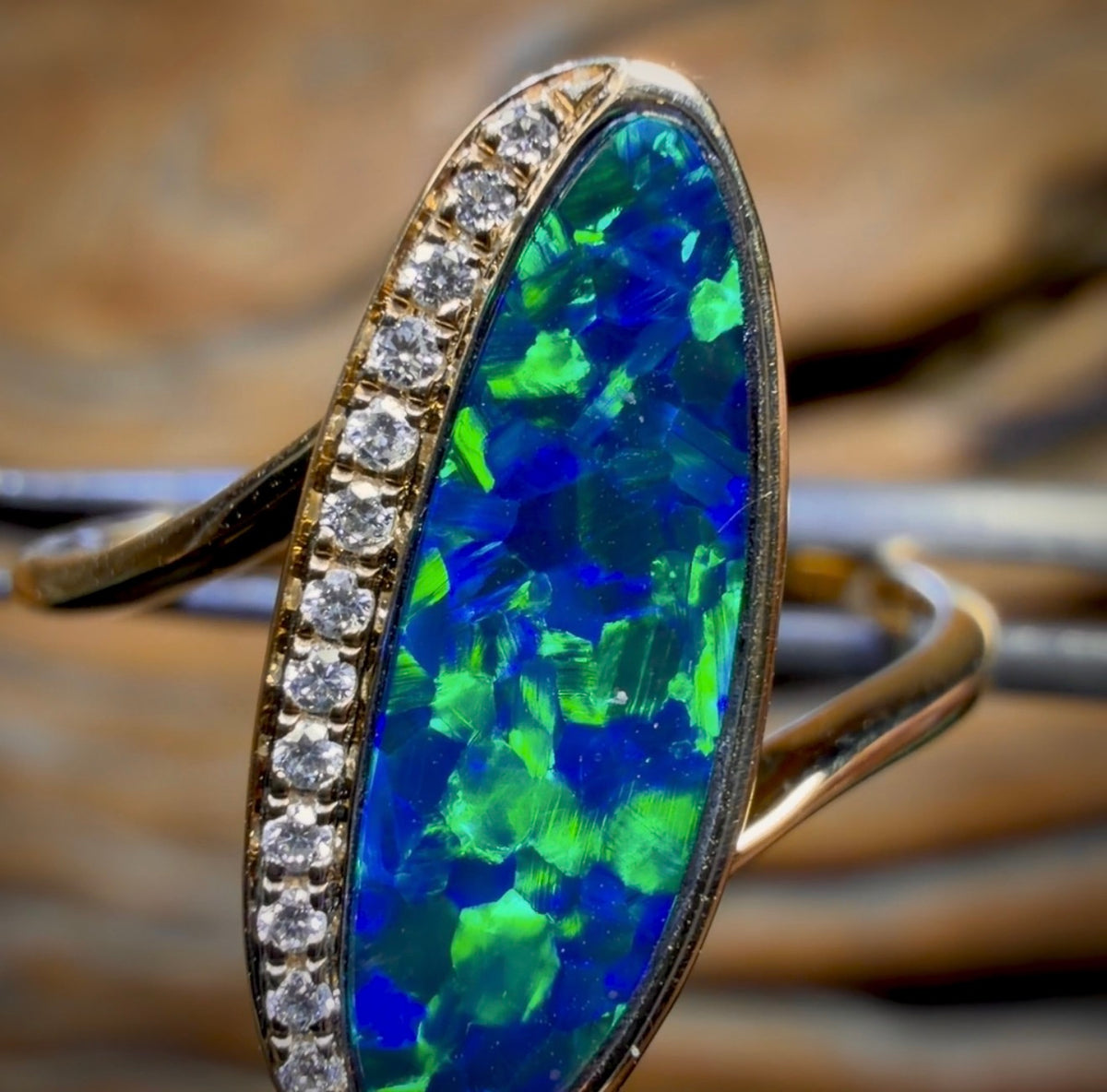 Bague en or 14 carats sertie d'un doublet d'opale Boulder du Queensland, d'un bleu-vert électrique exceptionnel et ornée de diamants.