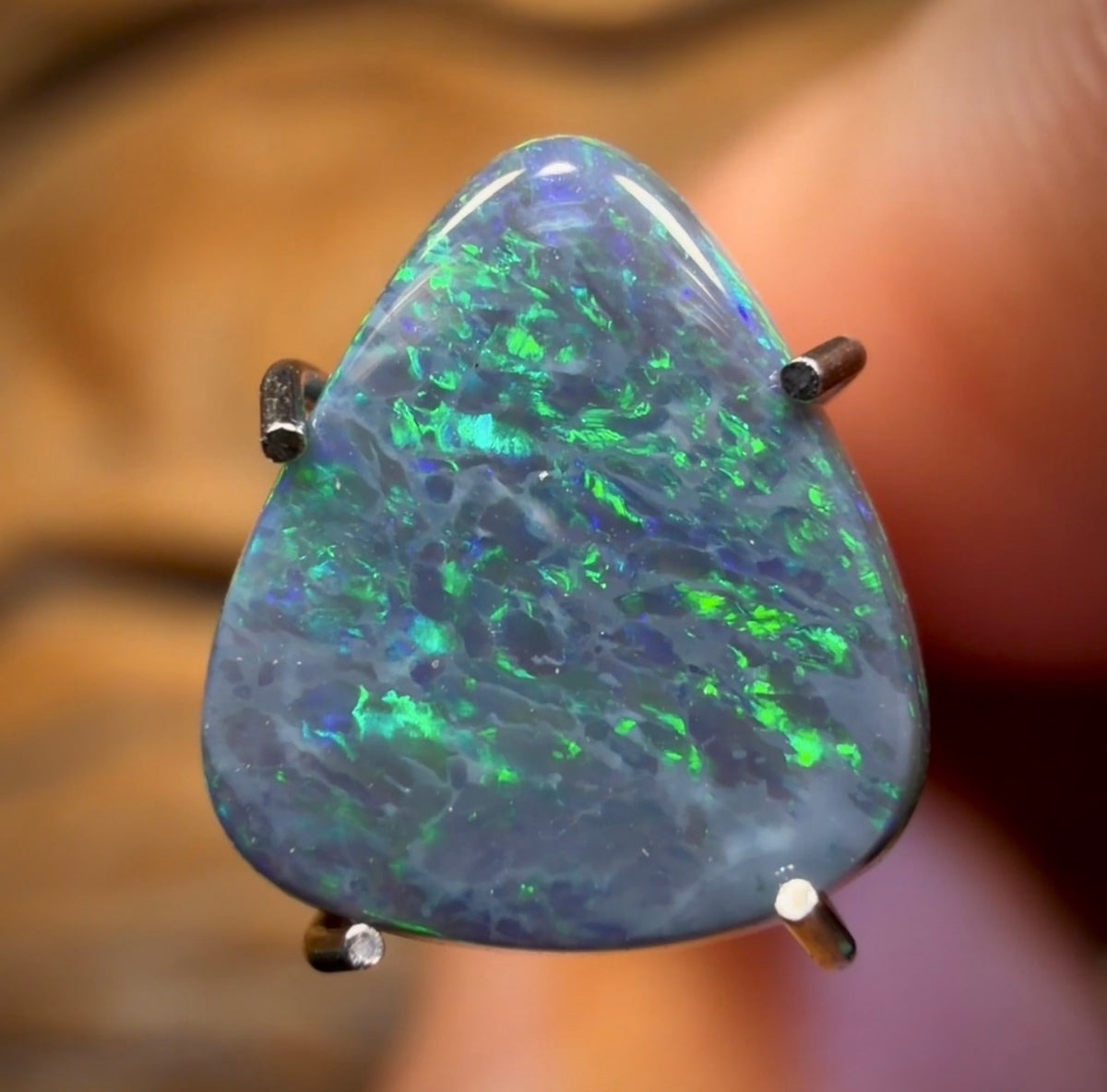 Opale noire Lightning Ridge de 1,2 ct