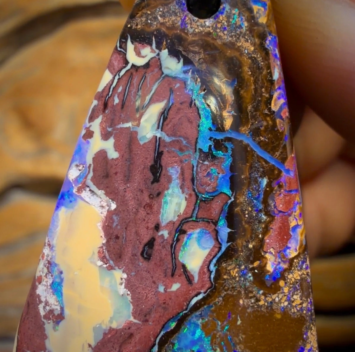 Collier en opale boulder du Queensland, style tribal, percé, 39 x 22 mm