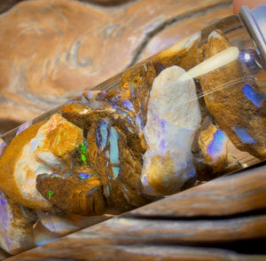 122,3 ct – Phiole mit Yowah-Nussopal-Rohstein und fossilem Opal