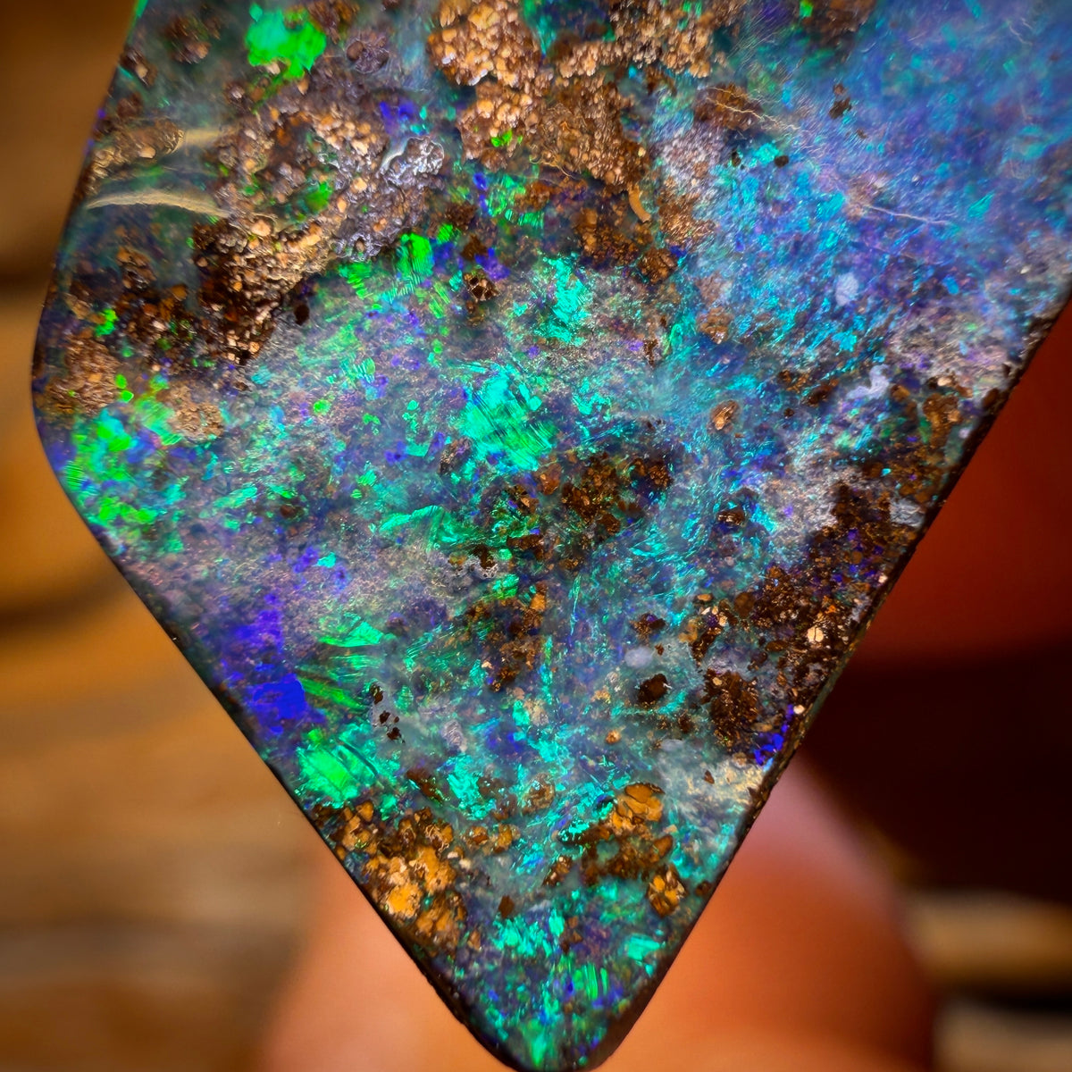 10,3 ct – Queensland Boulder Seam Opal. Riffmuster