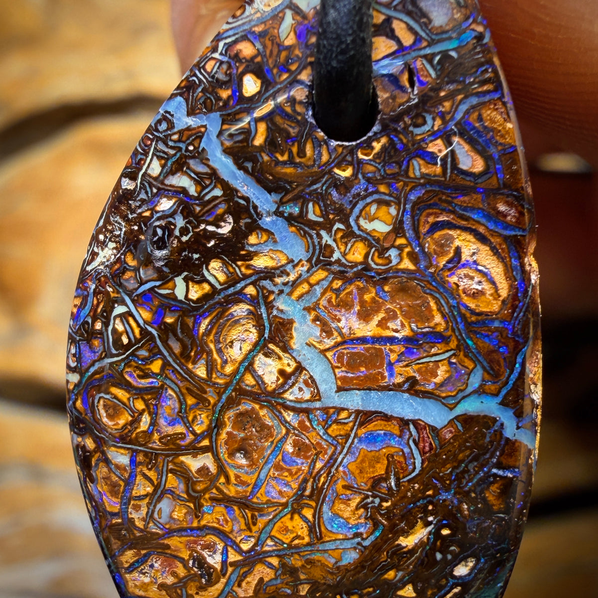 34 x 19mm - Gebohrte Tribal Queensland Boulder Opal Halskette